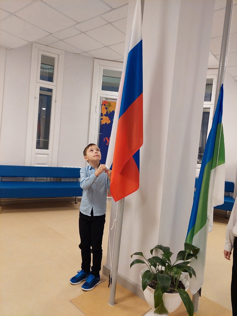 Еженедельная церемония поднятия Государственных флагов.