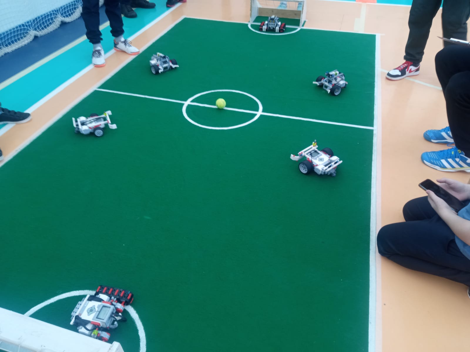 Команда Кванториума гимназии по робототехнике приняла участие в соревнованиях по робофутболу