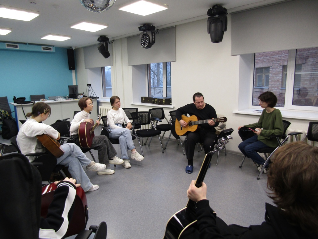 Участники клуба любителей авторской песни в Академии юных талантов – профильная смена к 100-летию со дня рождения Булата Окуджавы.
