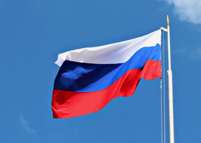 Традиционная церемония поднятия флагов Российской Федерации и Республики Коми открыла новую рабочую неделю.