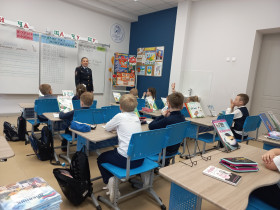 Сегодня инспекторы по пропаганде БДД ОГИБДД по г. Сыктывкару Аксаниченко Нина Викторовна и Ишутин Антон Дмитриевич для первоклассников гимназии провели профилактические беседы о необходимости соблюдения правил дорожного движения..