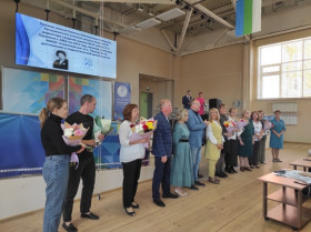 Поздравления и награждение учителей.