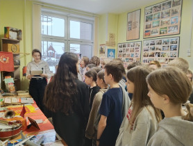 Гимназисты посещают музейную комнату.