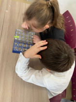 Сегодня к учащимся 2"Б" класса приходил сотрудник Национального банка с проектом "Музей в чемодане".