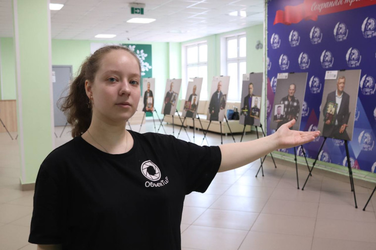 В гимназии Пушкина, в корпусе по ул. Петрозаводская 4, состоялось торжественное открытие передвижной фотовыставки «Отец Героя»..