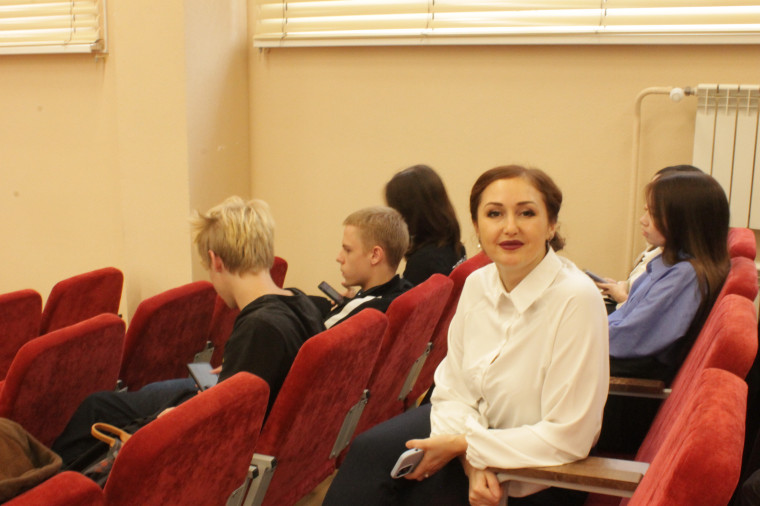 На фотографии учительница держит грамоту, а рядом с ней стоит директор гимназии..