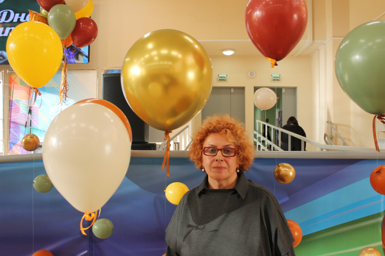 На фотографии учительница держит грамоту, а рядом с ней стоит директор гимназии..