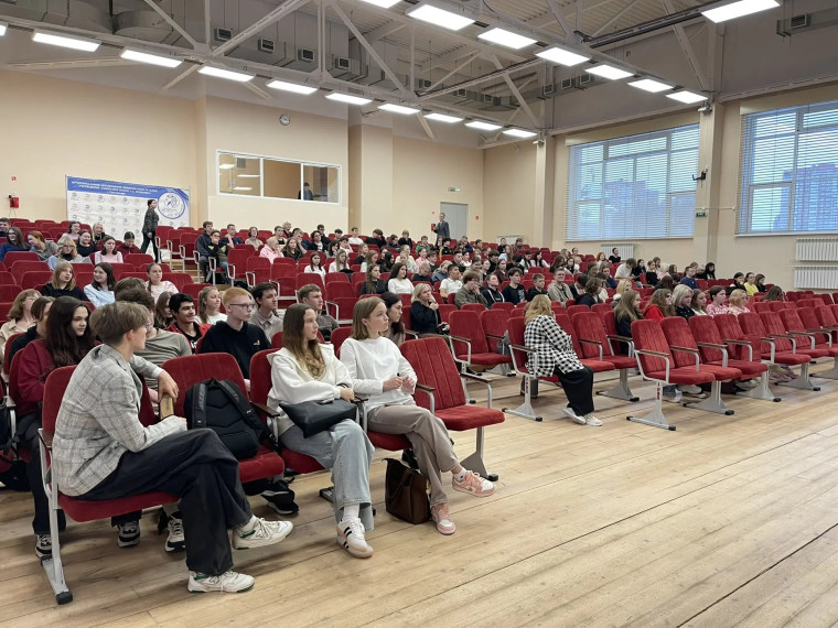 Гимназисты рассматривают рекламные брошюры.