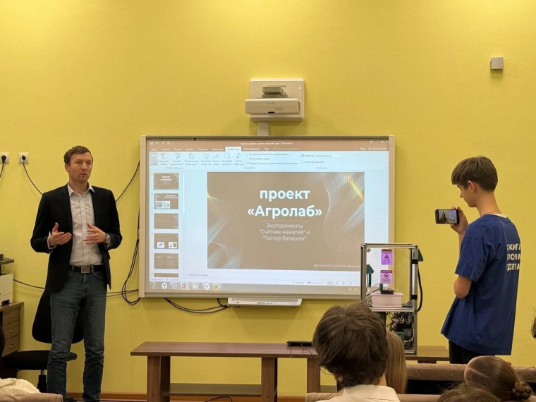 Фотография презентации про проект Агролаб. Гимназистка рассказывает о своих исследованиях..