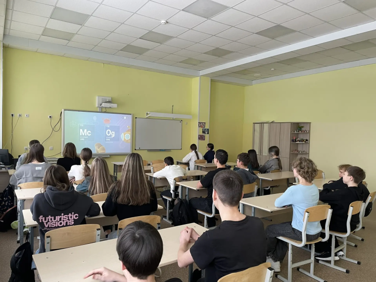 Фирменная обложка профориентационного проекта «Россия — мои горизонты» по теме «Россия умная: наука и технологии»..