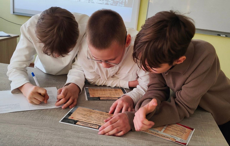 Фотография листов с заданиями.