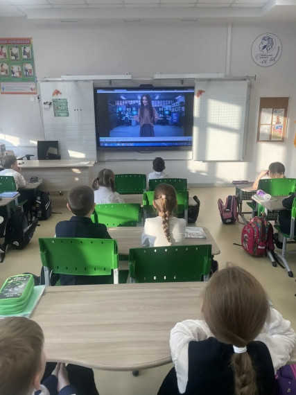 Учительница проводит Разговоры о важном. Ученики обсуждают тему..