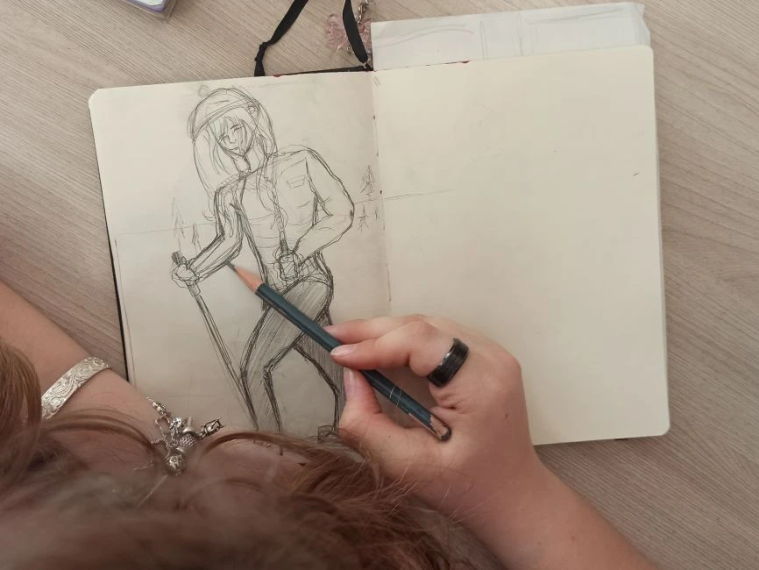 Гимназисты рисуют на тему проведения досуга в позитивном ключе, соблюдения здорового образа жизни.