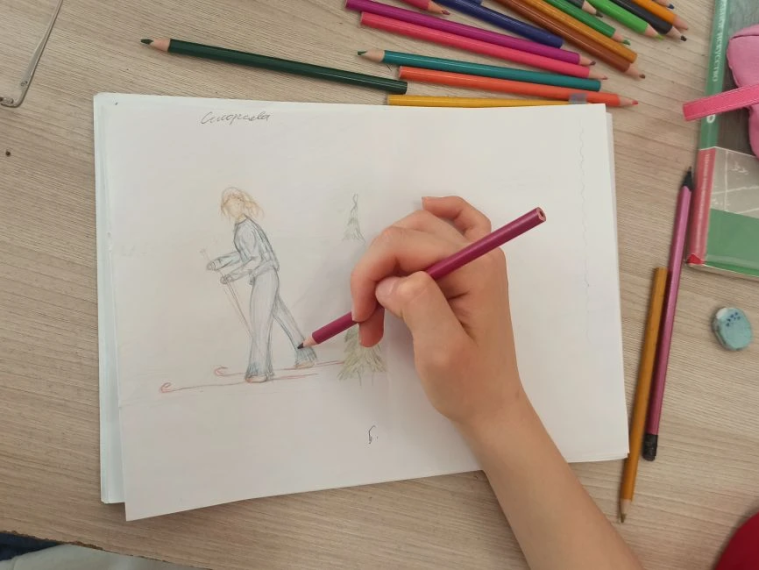 Гимназисты рисуют на тему проведения досуга в позитивном ключе, соблюдения здорового образа жизни.