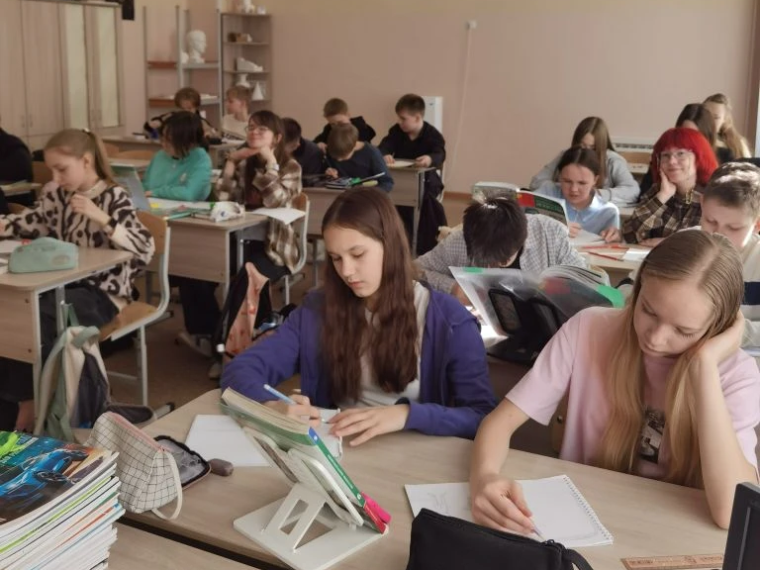 Гимназисты рисуют на тему проведения досуга в позитивном ключе, соблюдения здорового образа жизни.