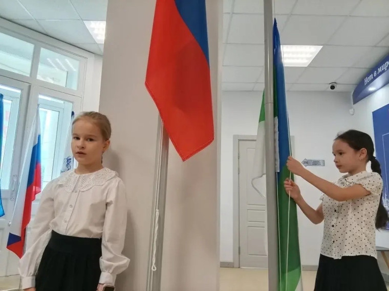 Состоялась еженедельная торжественная церемония поднятия государственных флагов..