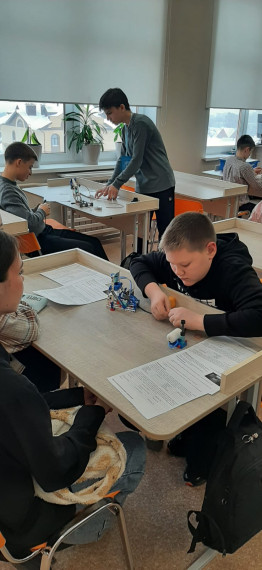 Учащиеся Кванториума провели занятия по физике для семиклассников гимназии.