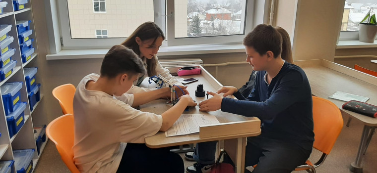 Учащиеся Кванториума провели занятия по физике для семиклассников гимназии.
