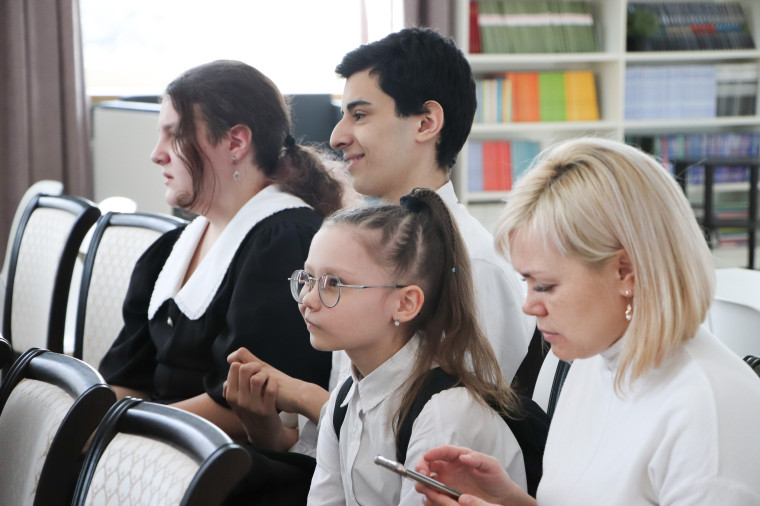 Выступление гимназистов на конкурсе «Живая классика» (2023).