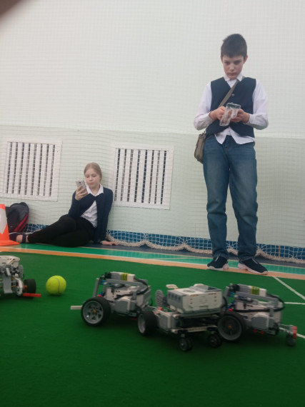 Команда Кванториума гимназии по робототехнике приняла участие в соревнованиях по робофутболу.