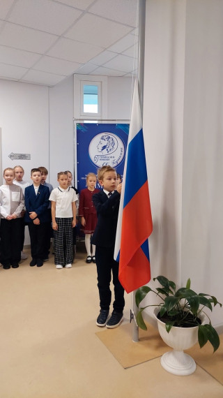 Состоялась очередная церемония поднятия Государственных флагов Российской Федерации и Республики Коми, дающая старт новой рабочей неделе..