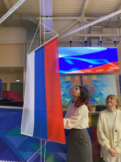 Короткая рабочая неделя началась с традиционной еженедельной церемонии поднятия Государственных флагов Российской Федерации и Республики Коми..