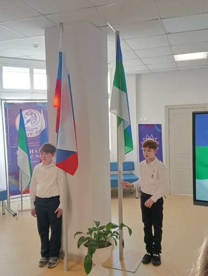 Традиционная церемония поднятия флагов Российской Федерации и Республики Коми открыла новую рабочую неделю.