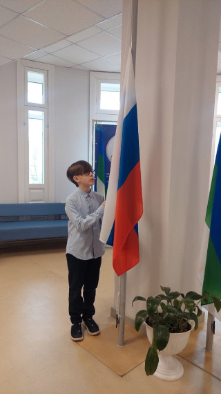 Прошла первая майская еженедельная церемония поднятия государственных флагов..